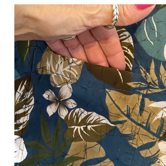 Hilo Hattie Hawaiian Shirt - Picture 4 of 5